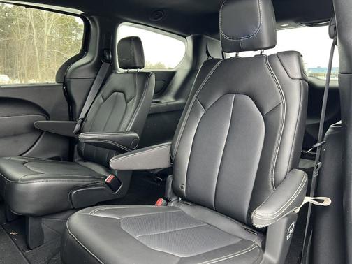 2025 Chrysler Voyager LX