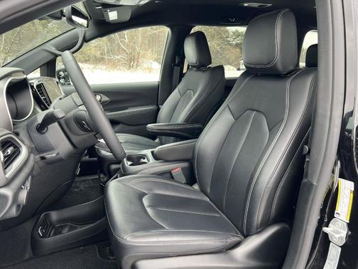 2025 Chrysler Voyager LX