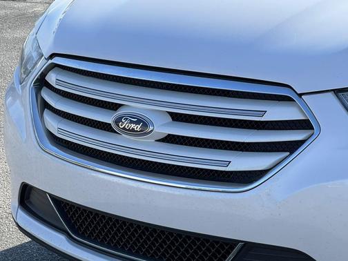 White Platinum Tri-Coat Metallic 2017 Ford Taurus Limited