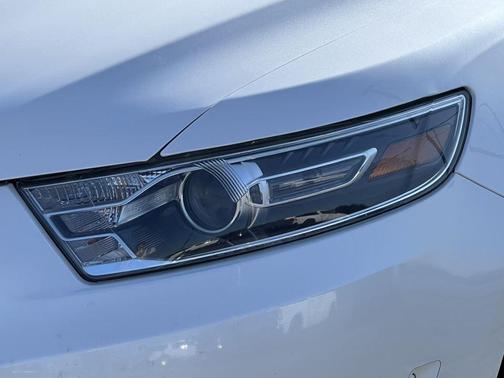 White Platinum Tri-Coat Metallic 2017 Ford Taurus Limited