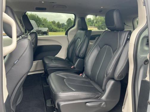 2022 Chrysler Pacifica Hybrid Touring L
