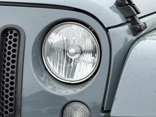 Anvil Clearcoat 2014 Jeep Wrangler Unlimited Sahara