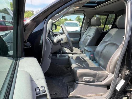 2005 Nissan Frontier LE Crew Cab