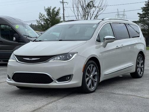 White 2017 Chrysler Pacifica Limited