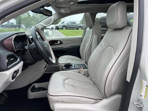 White 2017 Chrysler Pacifica Limited