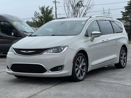 White 2017 Chrysler Pacifica Limited
