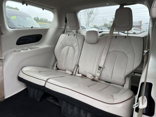 White 2017 Chrysler Pacifica Limited