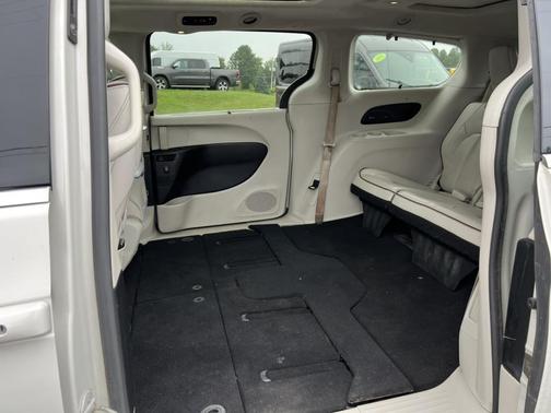 White 2017 Chrysler Pacifica Limited