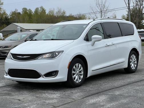 Bright White Clearcoat 2019 Chrysler Pacifica Touring-L