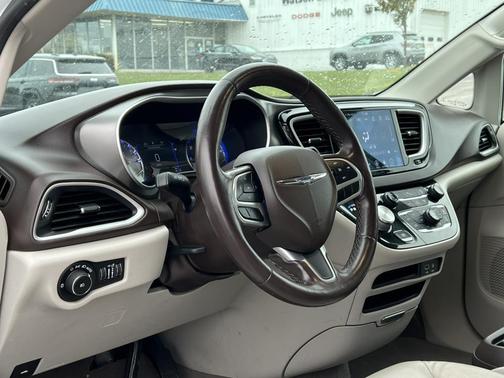 Bright White Clearcoat 2019 Chrysler Pacifica Touring-L
