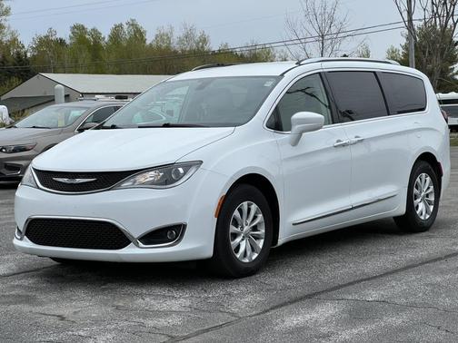 Bright White Clearcoat 2019 Chrysler Pacifica Touring-L