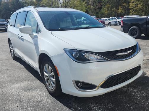 Bright White Clearcoat 2019 Chrysler Pacifica Touring-L