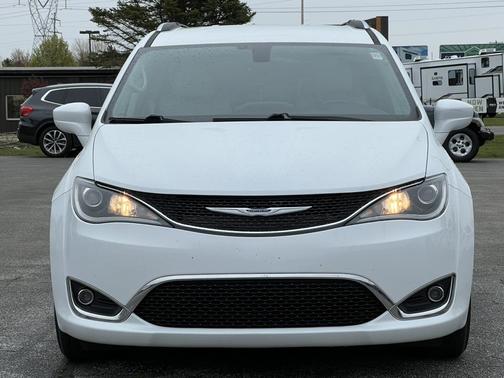 Bright White Clearcoat 2019 Chrysler Pacifica Touring-L