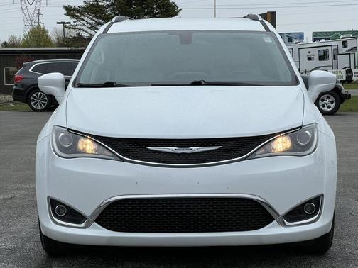 Bright White Clearcoat 2019 Chrysler Pacifica Touring-L