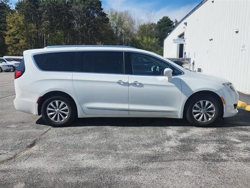 Bright White Clearcoat 2019 Chrysler Pacifica Touring-L