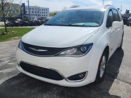 Bright White Clearcoat 2019 Chrysler Pacifica Touring-L