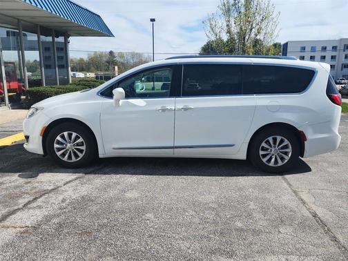 Bright White Clearcoat 2019 Chrysler Pacifica Touring-L