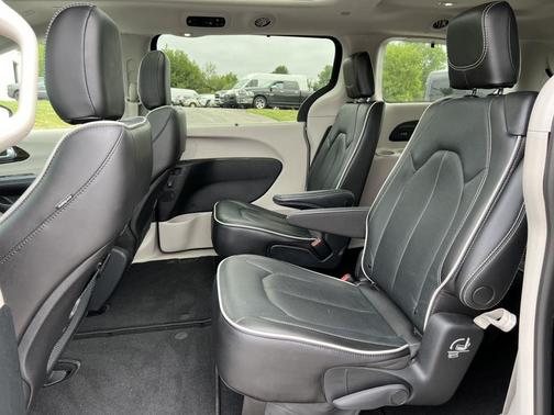 Fathom Blue Pearlcoat 2023 Chrysler Pacifica Limited