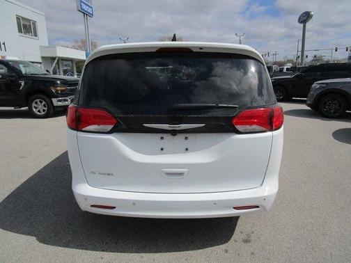 2022 Chrysler Voyager LX