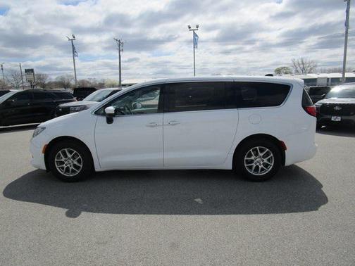 2022 Chrysler Voyager LX