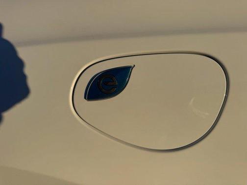 Bright White Clearcoat 2024 Chrysler Pacifica Hybrid Select