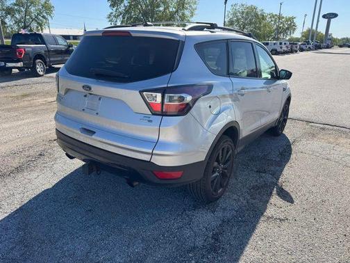 Ingot Silver Metallic 2017 Ford Escape SE
