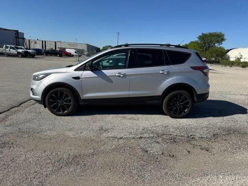 Ingot Silver Metallic 2017 Ford Escape SE
