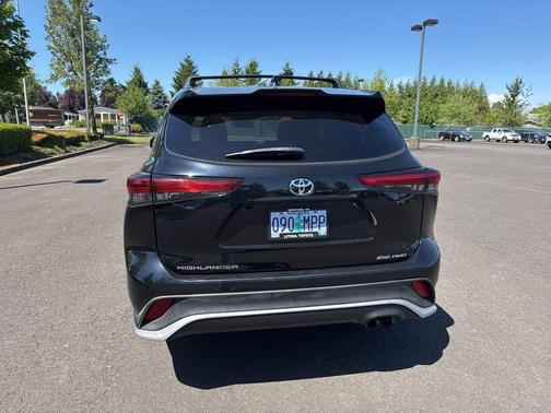 Midnight Black Metallic 2021 Toyota Highlander XSE