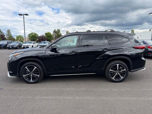 Midnight Black Metallic 2021 Toyota Highlander XSE