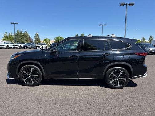 Midnight Black Metallic 2021 Toyota Highlander XSE