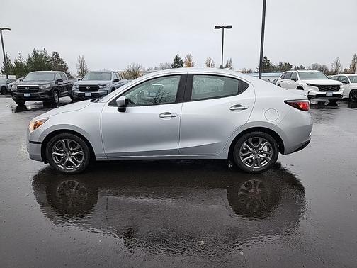 2019 Toyota Yaris Sedan LE