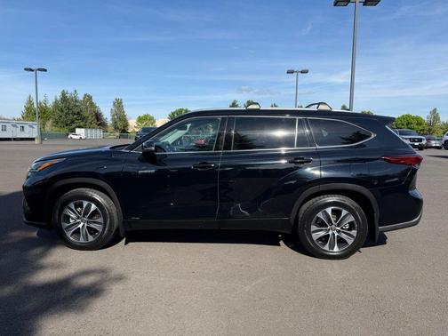 Midnight Black Metallic 2021 Toyota Highlander Hybrid XLE