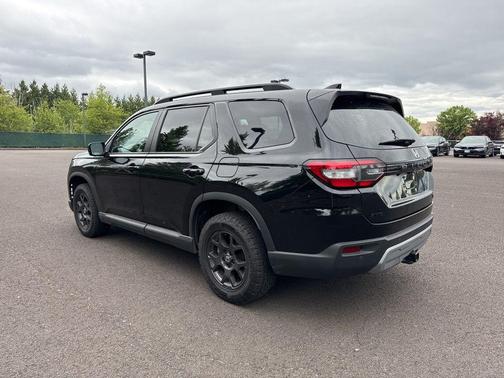 Crystal Black Pearl 2023 Honda Pilot TrailSport