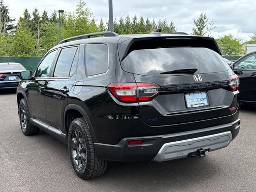 Crystal Black Pearl 2023 Honda Pilot TrailSport