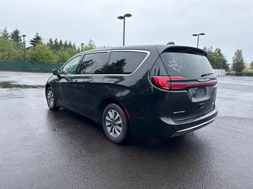 Brilliant Black Crystal Pearlcoat 2023 Chrysler Pacifica Hybrid Touring L