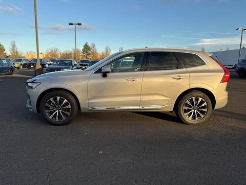 2023 Volvo XC60 B5 Plus Bright Theme