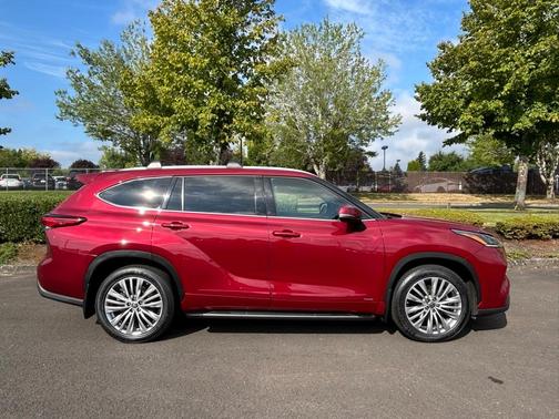 2022 Toyota Highlander Hybrid Platinum