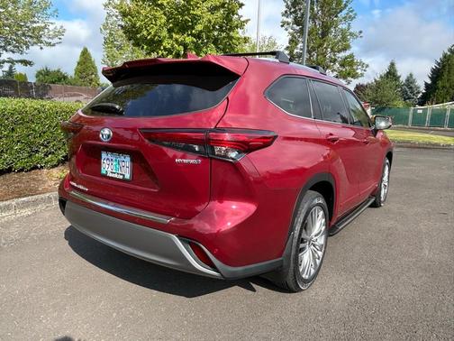 2022 Toyota Highlander Hybrid Platinum