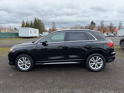 Mythos Black Metallic 2022 Audi Q3 45 S line Premium