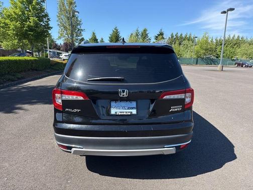 Crystal Black Pearl 2020 Honda Pilot Touring 8-Passenger