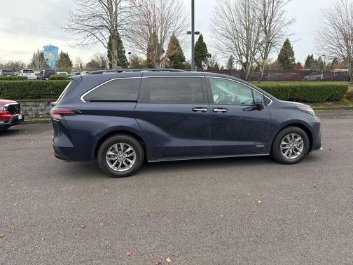 2021 Toyota Sienna XLE
