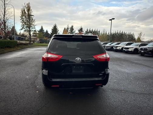 2018 Toyota Sienna XLE
