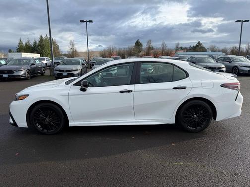 2022 Toyota Camry Hybrid SE