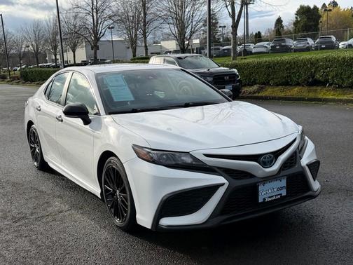 2022 Toyota Camry Hybrid SE