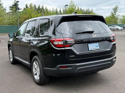 Crystal Black Pearl 2023 Honda Pilot LX
