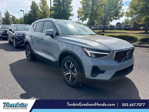 Metallic 2025 Volvo XC40 B5 Core Bright Theme