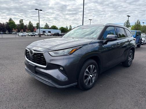 Magnetic Gray Metallic 2020 Toyota Highlander XLE