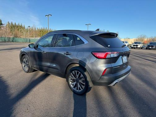 2022 Ford Escape Titanium Hybrid