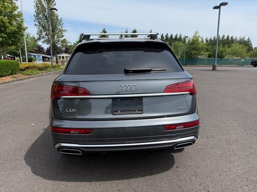 Daytona Gray Pearl Effect 2024 Audi Q5 45 S line quattro Premium