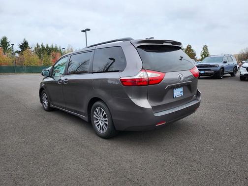 2018 Toyota Sienna XLE